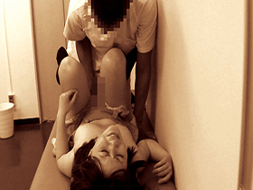 個人経営の院長から入手！触診されてビクンビクン震わす人妻 内科盗撮4時間ベスト　サンプル画像02